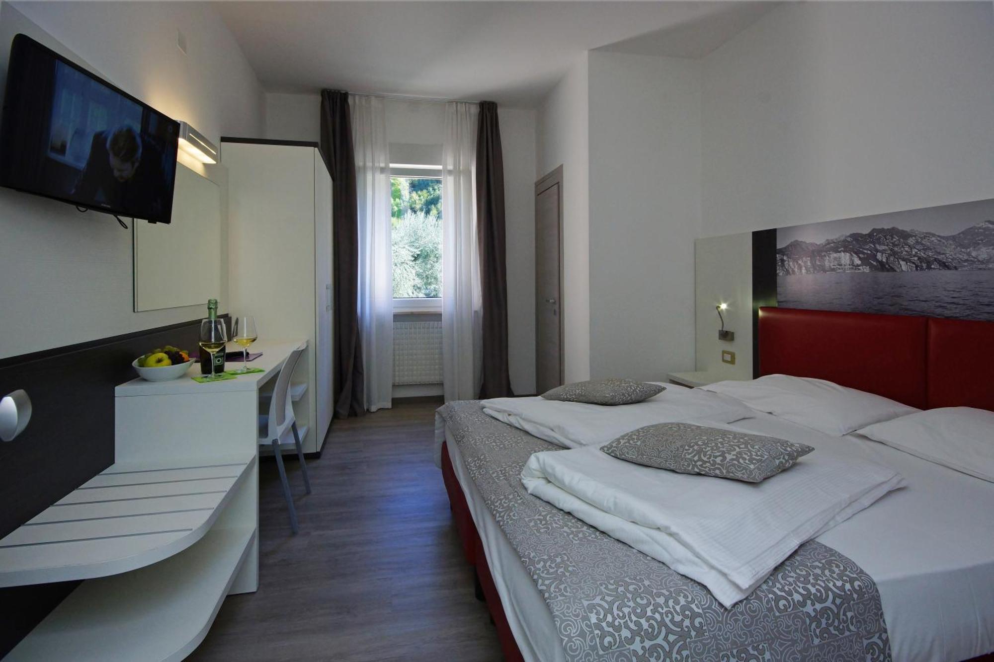 Hotel Casa Serena Малчезине Екстериор снимка